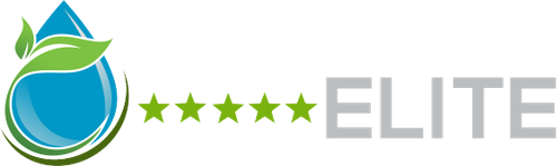 Aire extérieure avec empilement de matériaux en vrac et surface de sol dégagée  dans les Laurentides