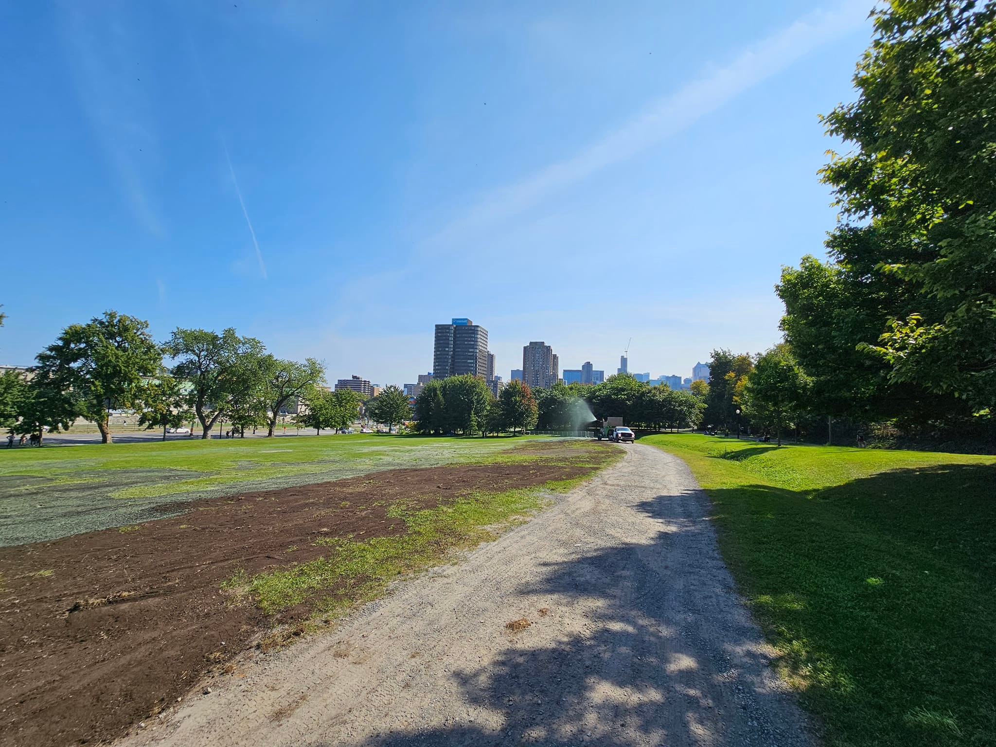 Parc municipal avec grande surface gazonnée et espace public extérieur  à Mirabel