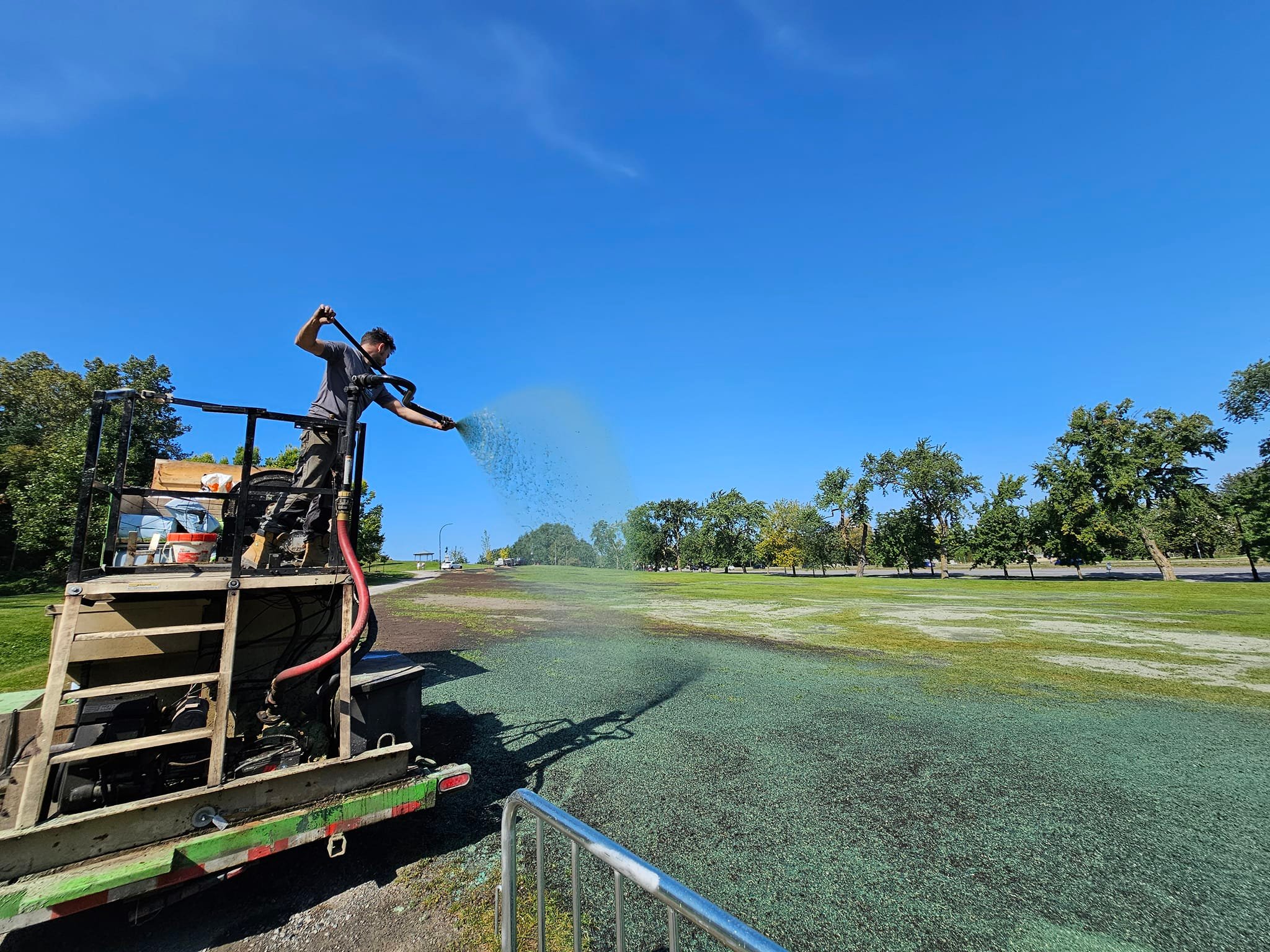 Surface végétalisée entourant un bâtiment industriel et ses accès extérieurs  à Rosemère