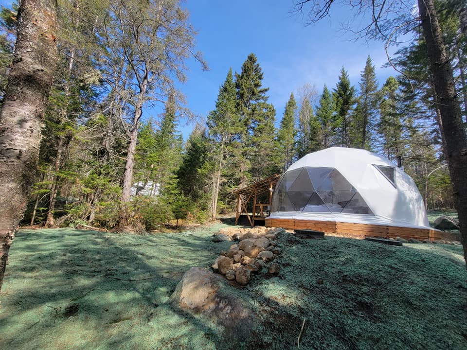 Terrain gazonné situé dans un paysage naturel  à Sainte-Anne-des-Lacs